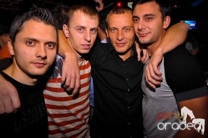 Petrecere în Club Escape, 