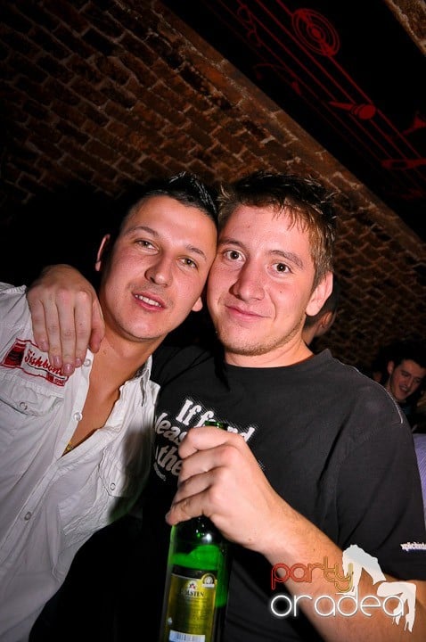 Petrecere în Club Escape, 