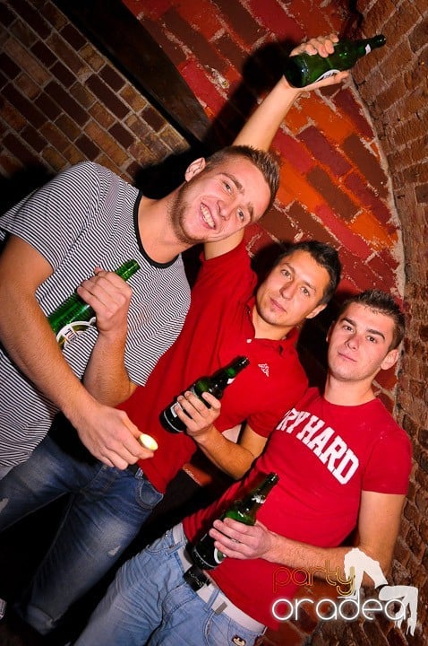 Petrecere în Club Escape, 