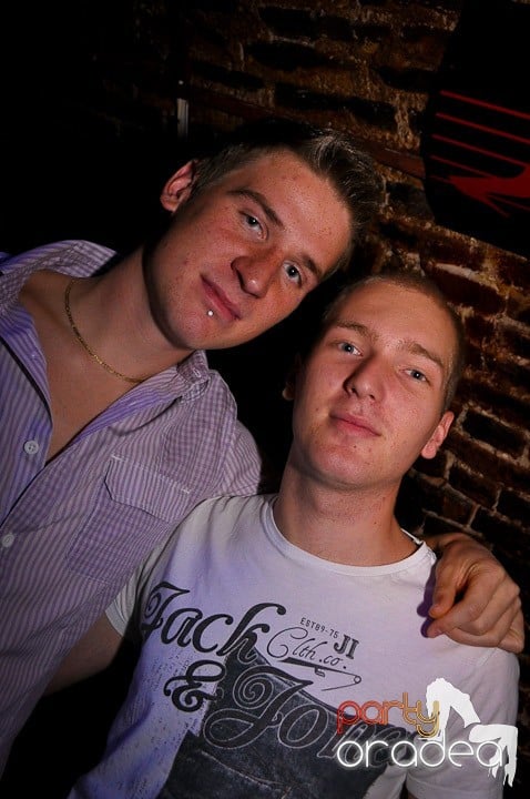 Petrecere în Club Escape, 