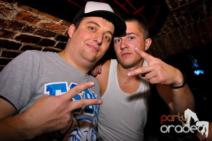 Petrecere în Club Escape, 