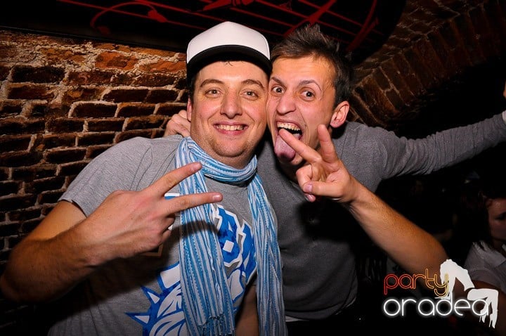 Petrecere în Club Escape, 