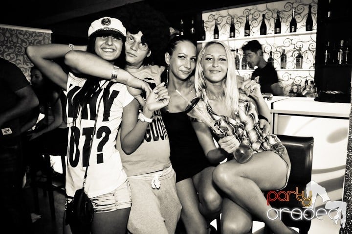 Petrecere în Club Life, 
