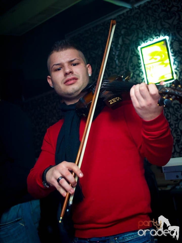 Petrecere în Club Life, 