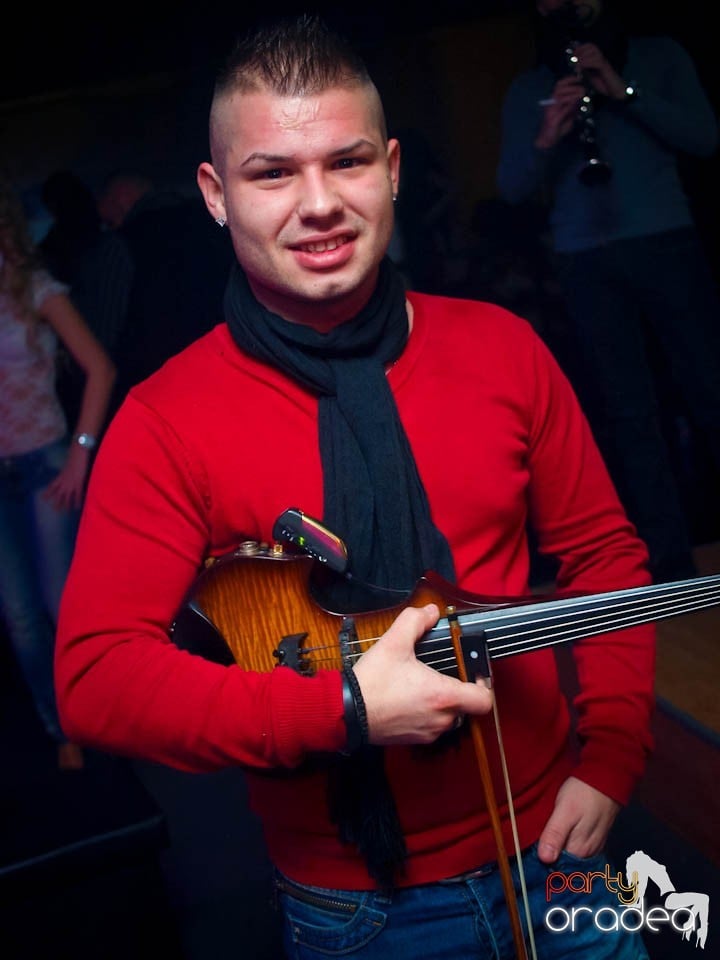 Petrecere în Club Life, 