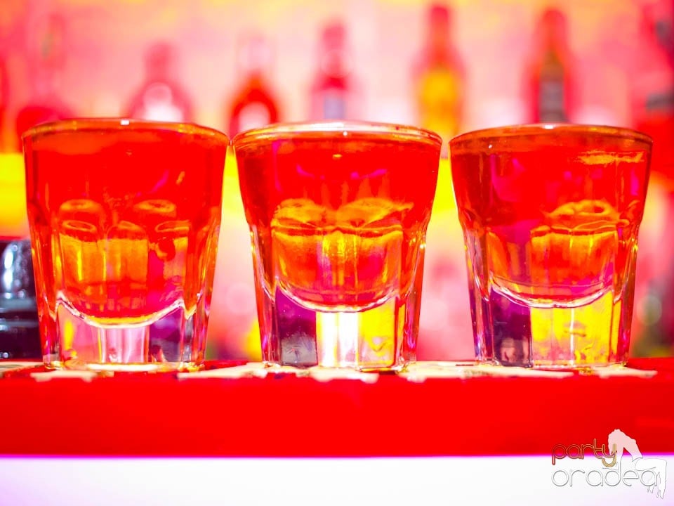 Petrecere în Club Life, 