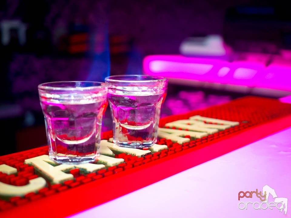 Petrecere în Club Life, 