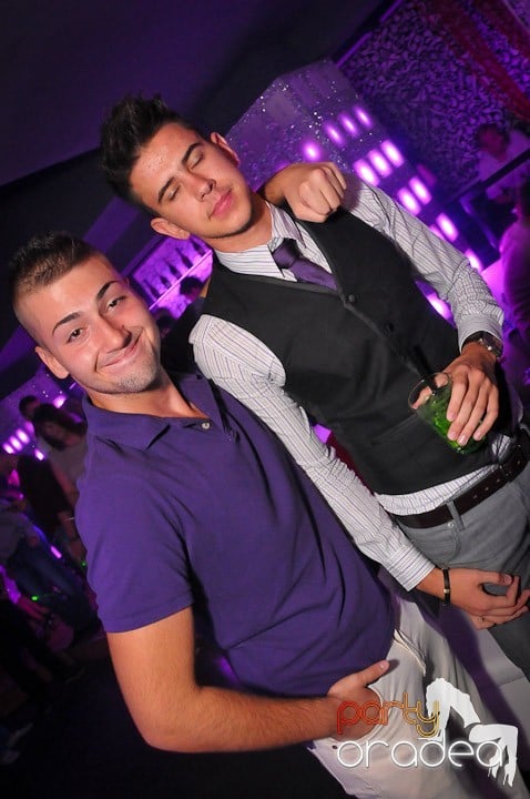 Petrecere în Club Life, 