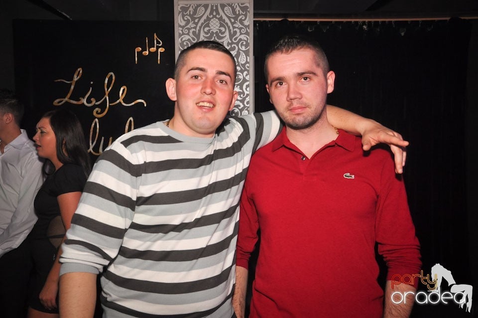 Petrecere în Club Life, 