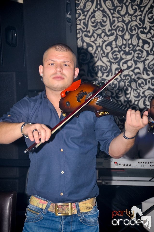 Petrecere în Club Life, 