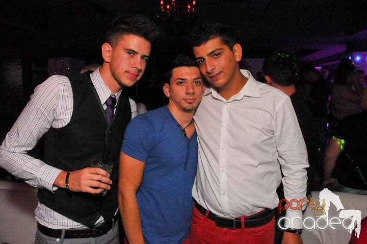 Petrecere în Club Life, 