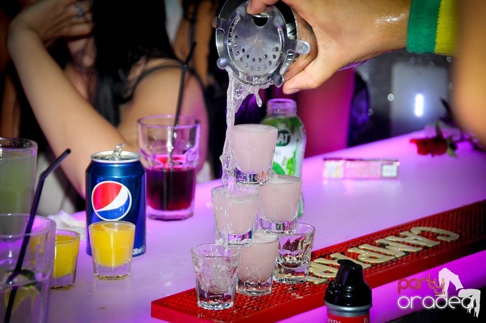 Petrecere în Club Life, 