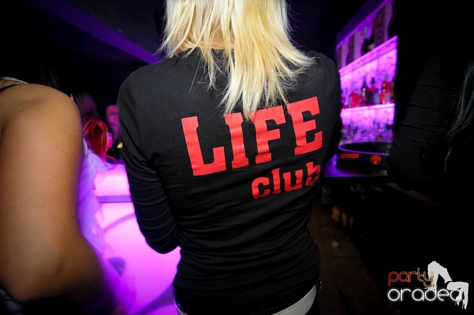 Petrecere în Club Life, 