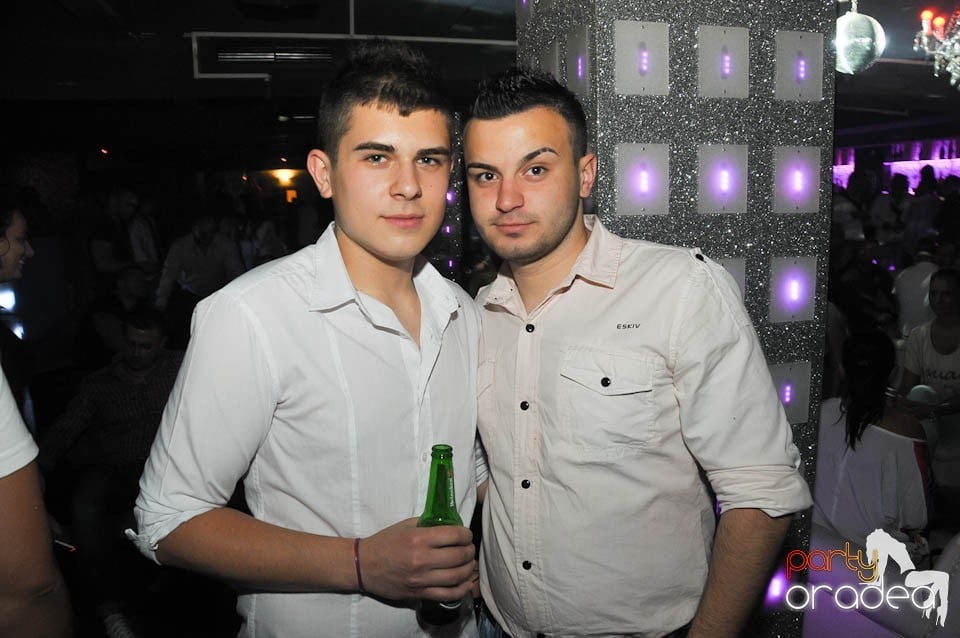 Petrecere în Club Life, 