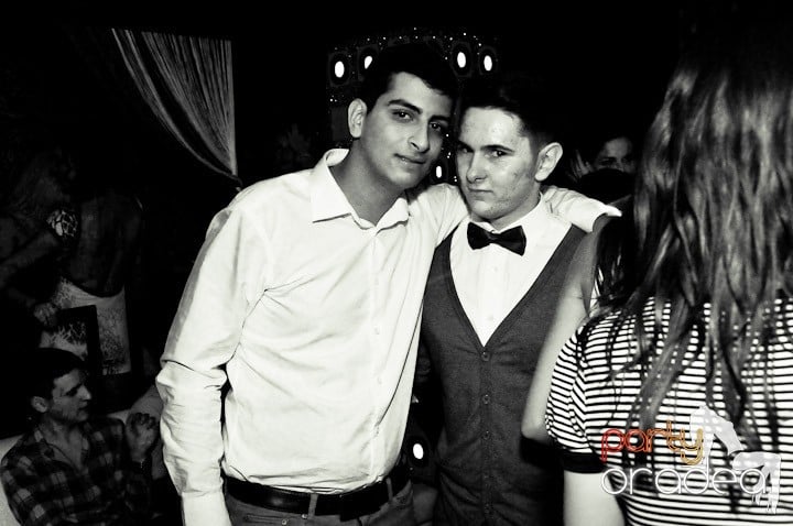 Petrecere în Club Life, 