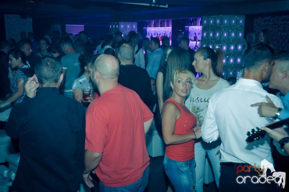 Petrecere în Club Life, 