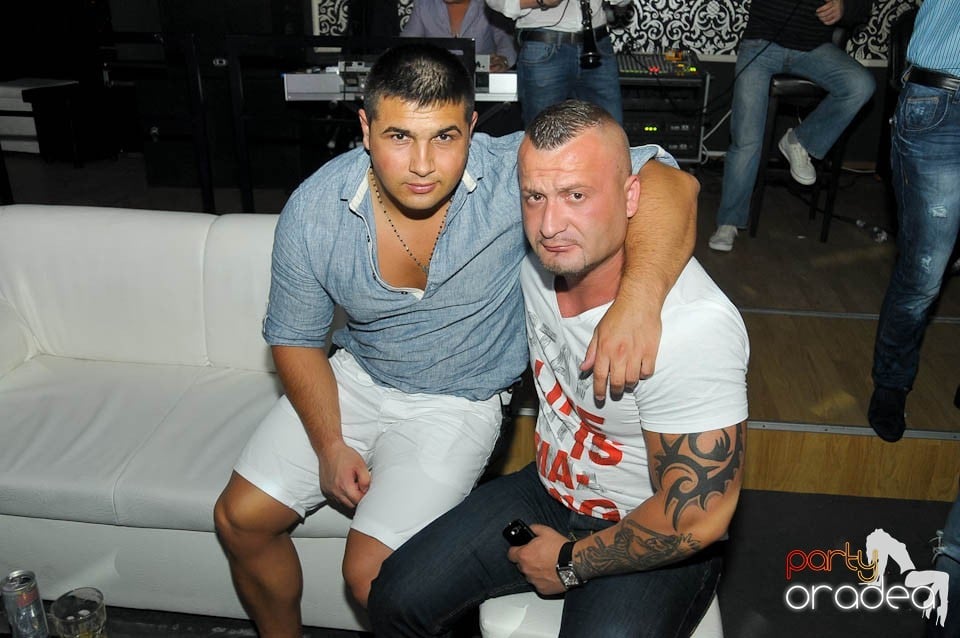 Petrecere în Club Life, 