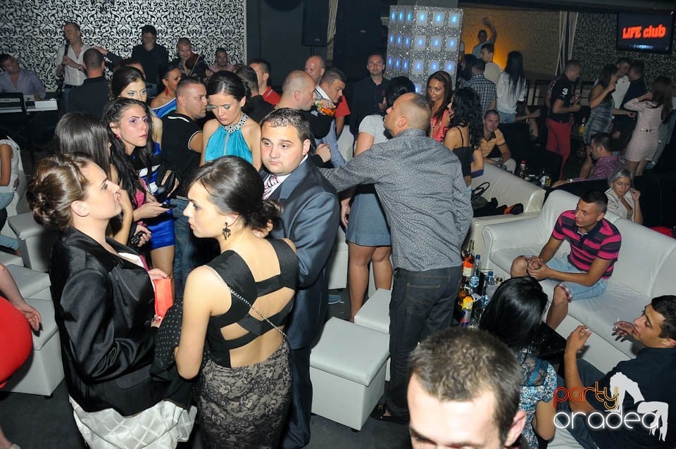 Petrecere în Club Life, 