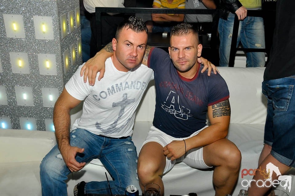 Petrecere în Club Life, 