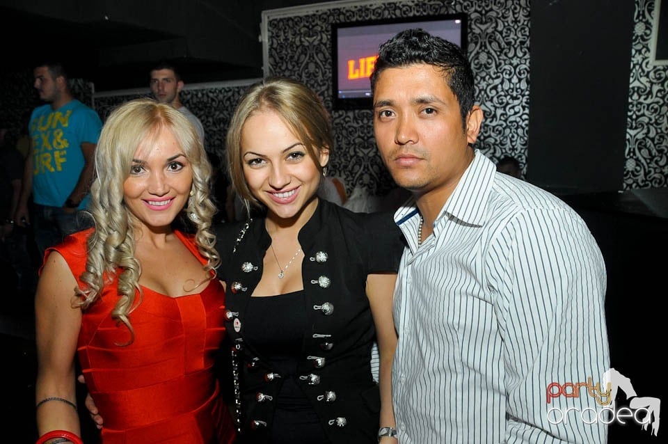 Petrecere în Club Life, 