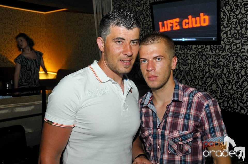 Petrecere în Club Life, 