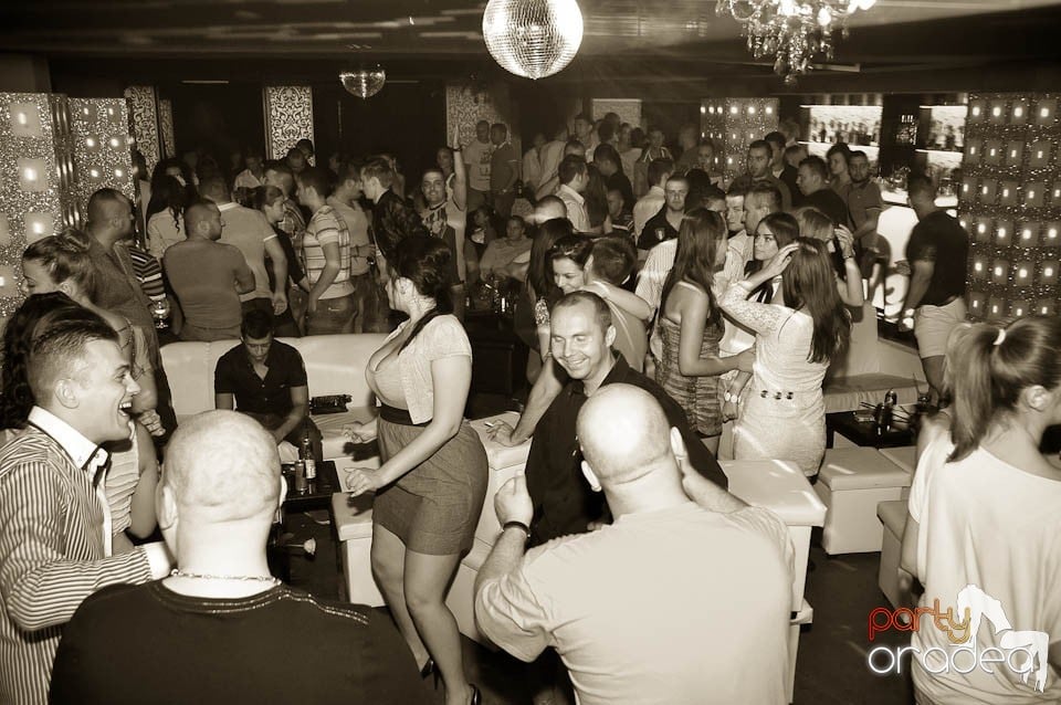 Petrecere în Club Life, 