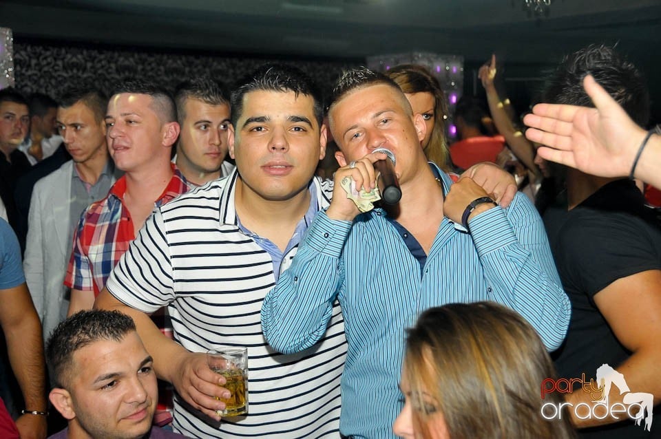 Petrecere în Club Life, 