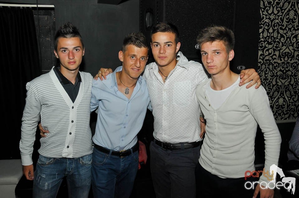 Petrecere în Club Life, 