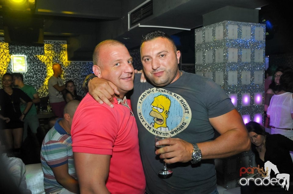 Petrecere în Club Life, 