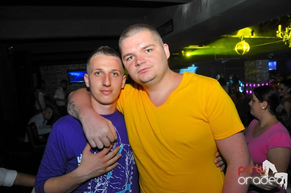 Petrecere în Club Life, 
