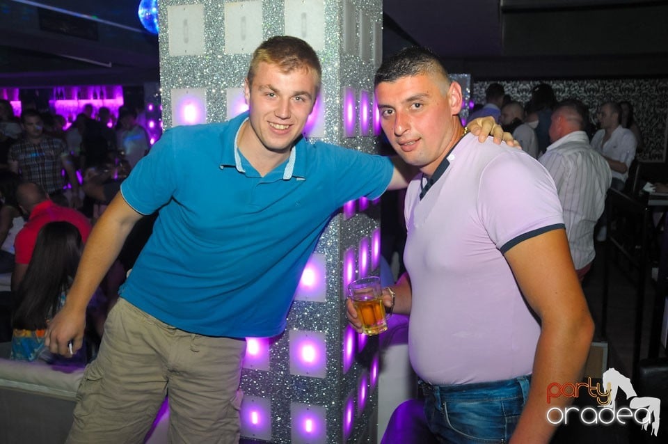 Petrecere în Club Life, 