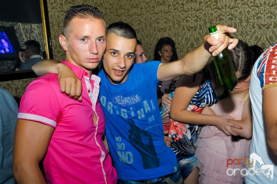 Petrecere în Club Life, 