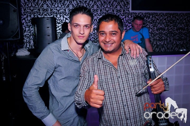 Petrecere în Club Life, 