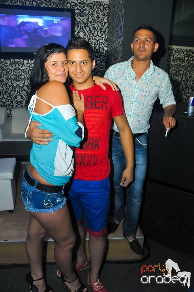 Petrecere în Club Life, 