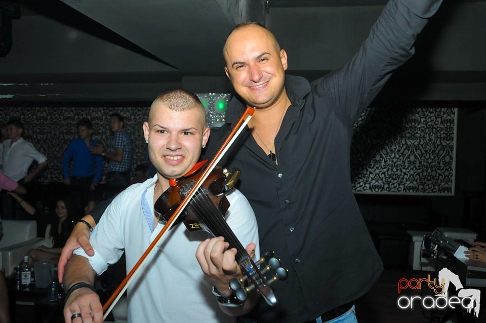 Petrecere în Club Life, 