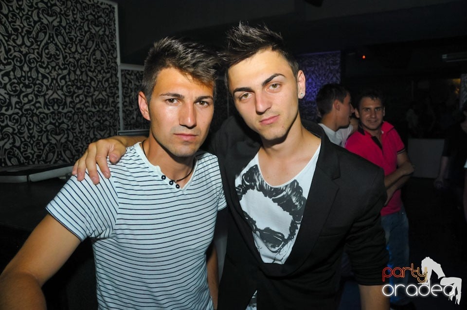 Petrecere în Club Life, 
