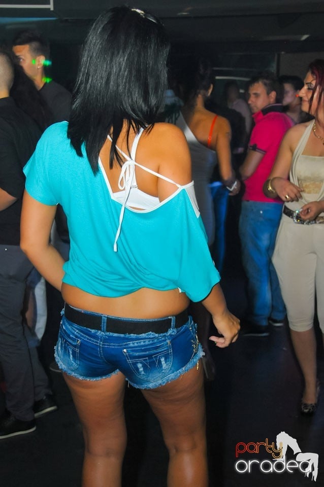 Petrecere în Club Life, 
