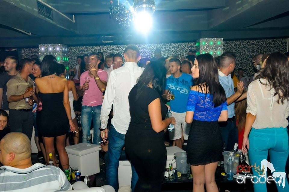 Petrecere în Club Life, 