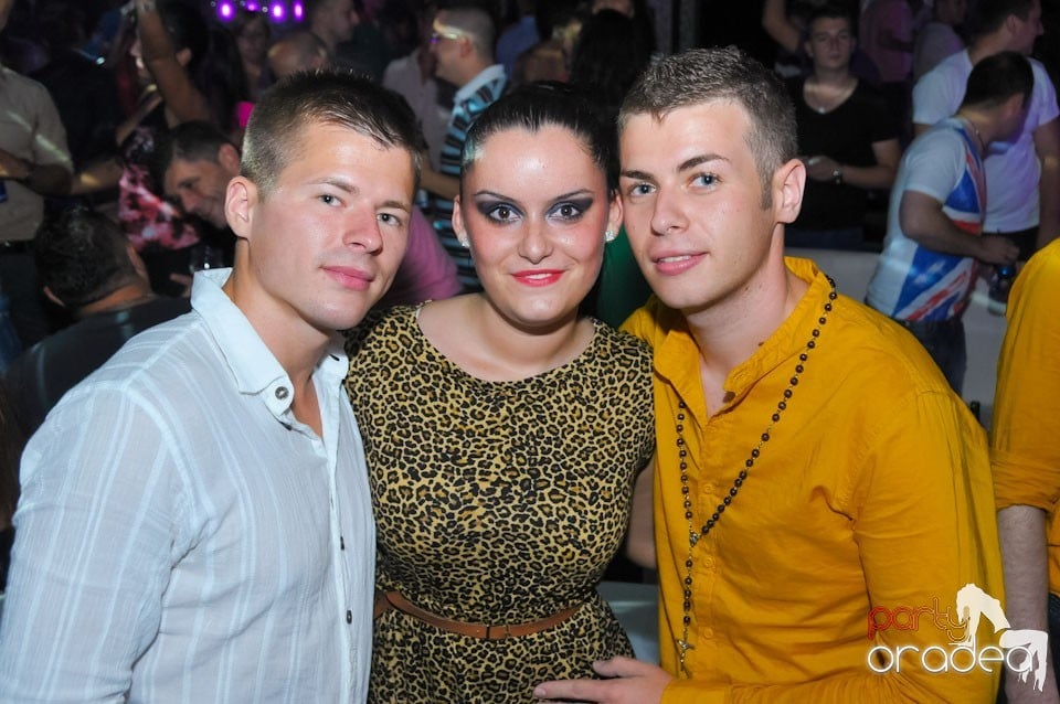 Petrecere în Club Life, 