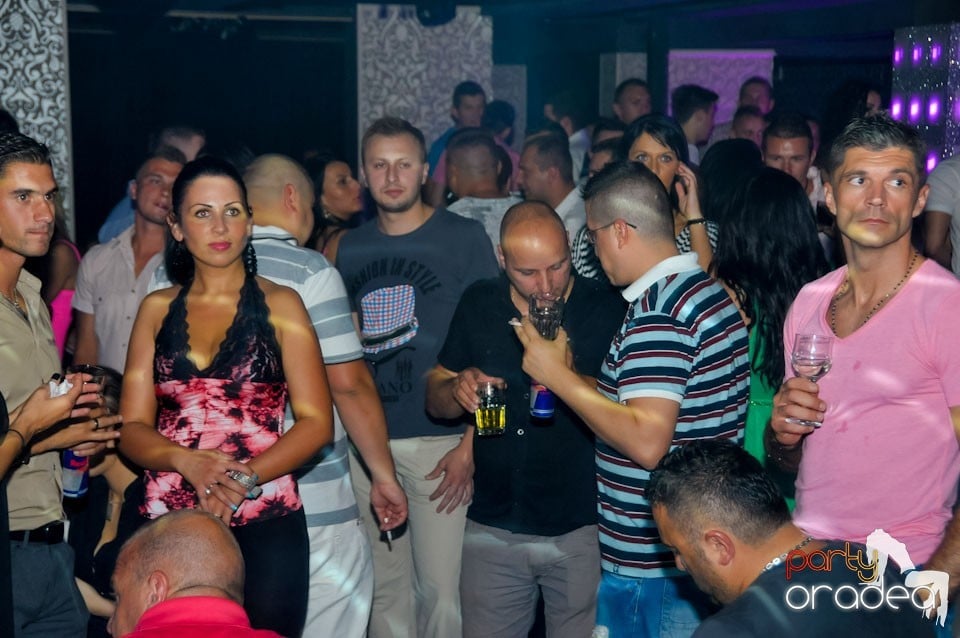 Petrecere în Club Life, 
