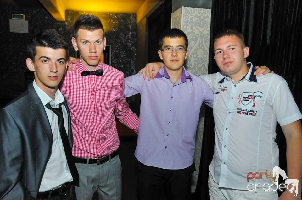 Petrecere în Club Life, 