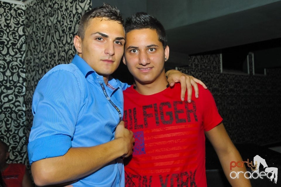 Petrecere în Club Life, 