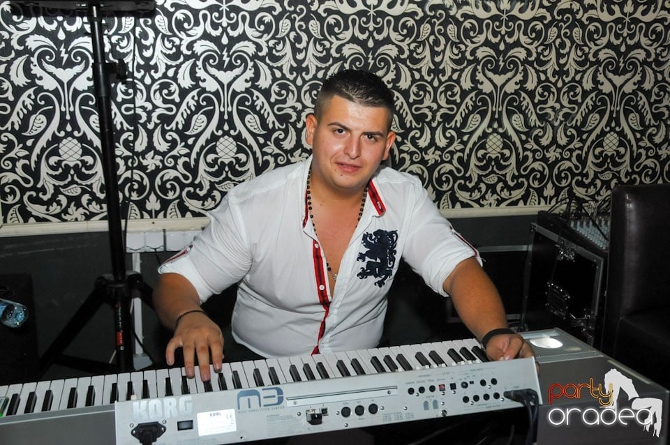 Petrecere în Club Life, 