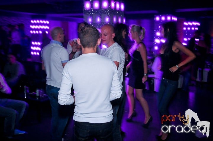 Petrecere în Club Life, 