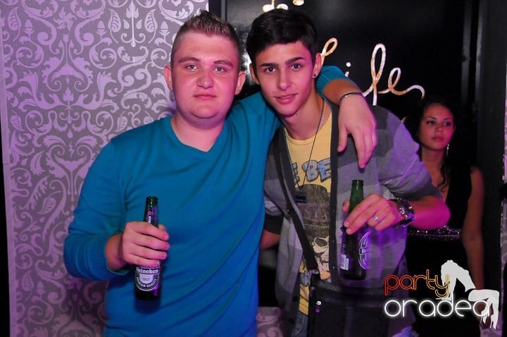 Petrecere în Club Life, 