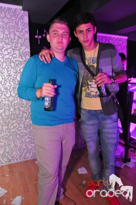 Petrecere în Club Life, 
