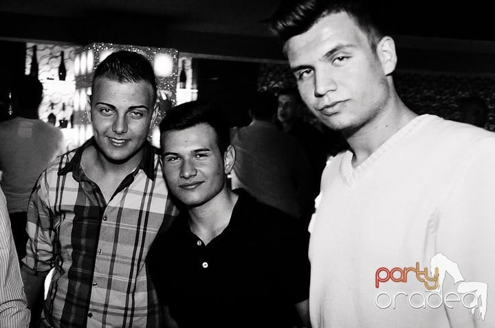 Petrecere în Club Life, 