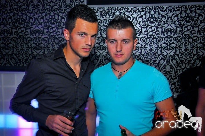 Petrecere în Club Life, 