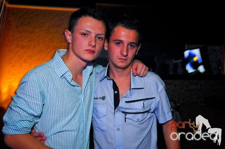 Petrecere în Club Life, 