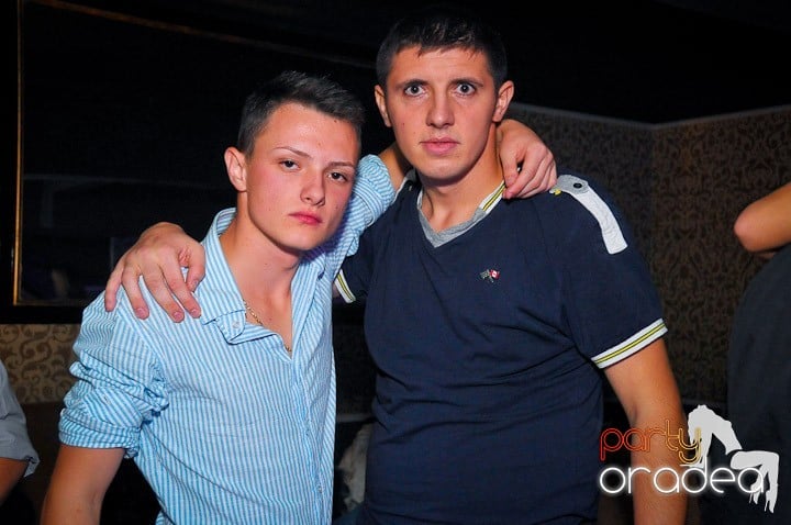 Petrecere în Club Life, 